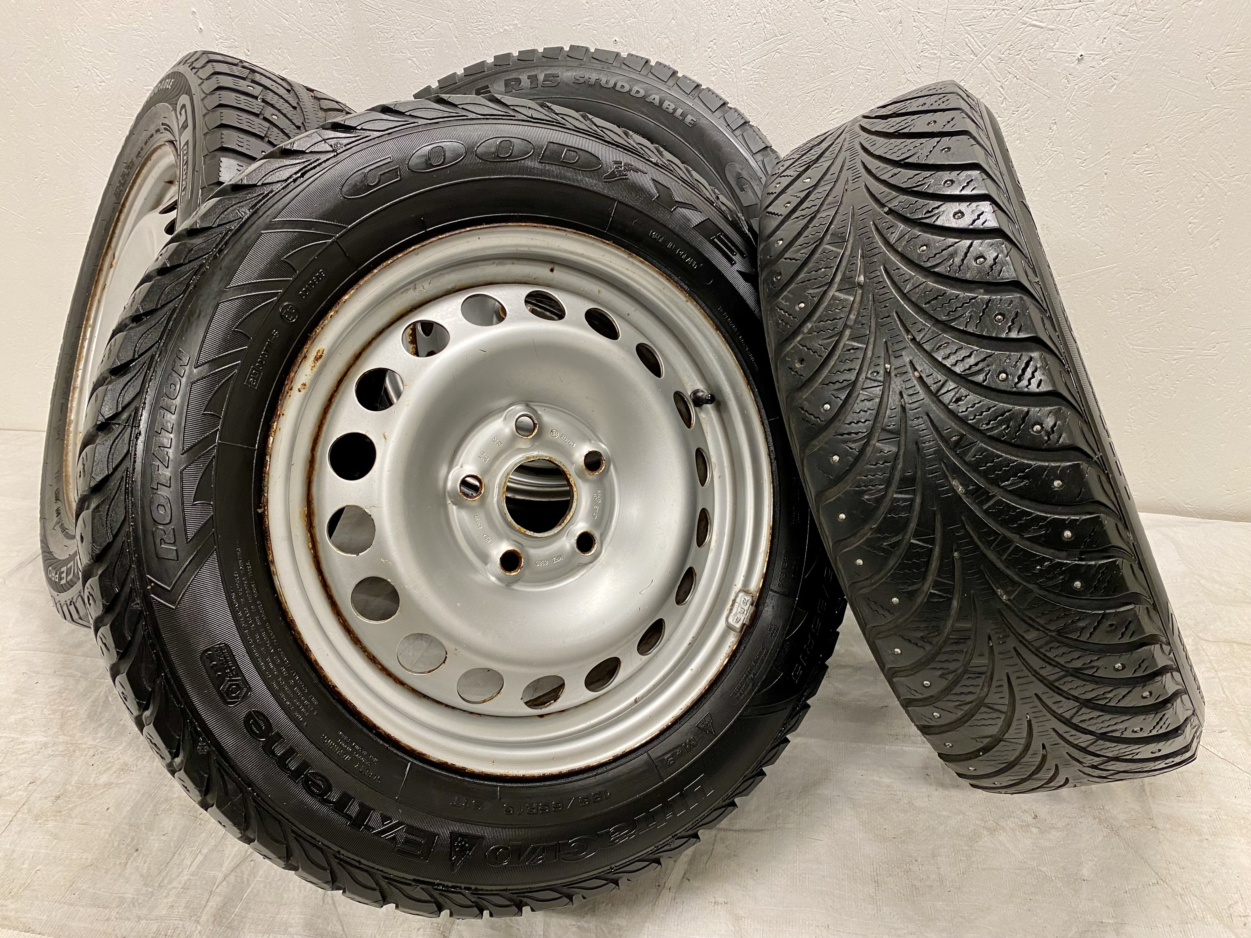 Kompletta Vinterhjul DUBB | 15" VW Caddy Golf Passat Plåt 5x112 6x15 ET47 57.1 | 2 st 195/65 R15 95T XL Champiro Ice Pro 14Rows | V03-2013 | 4|5 mm + 2 st 195/65 R15 91T Goodyear Ultra Grip Extreme | V10-2011 | 3|3 mm SLITNA bör bytas - 2