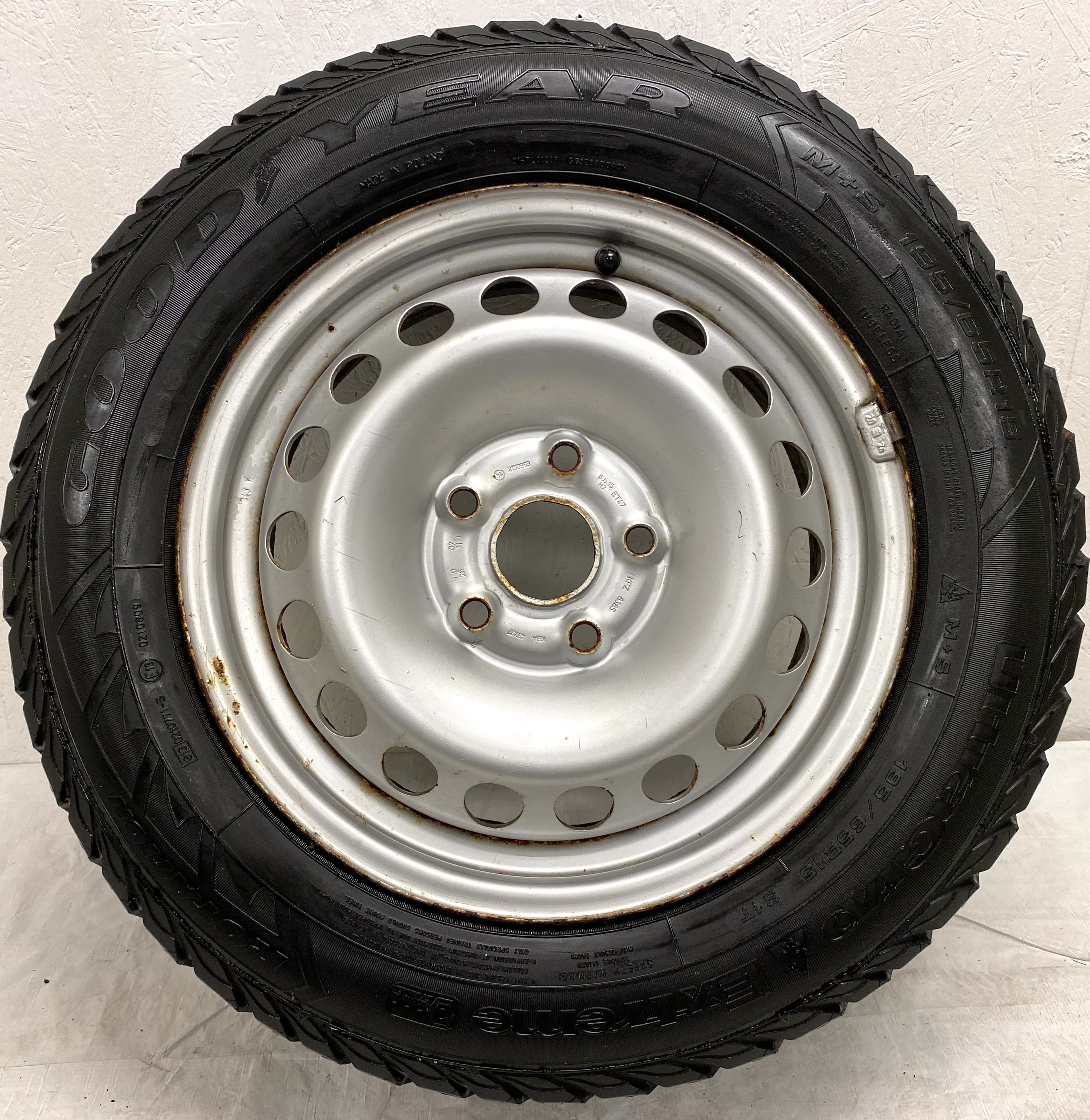 Kompletta Vinterhjul DUBB | 15" VW Caddy Golf Passat Plåt 5x112 6x15 ET47 57.1 | 2 st 195/65 R15 95T XL Champiro Ice Pro 14Rows | V03-2013 | 4|5 mm + 2 st 195/65 R15 91T Goodyear Ultra Grip Extreme | V10-2011 | 3|3 mm SLITNA bör bytas - 7