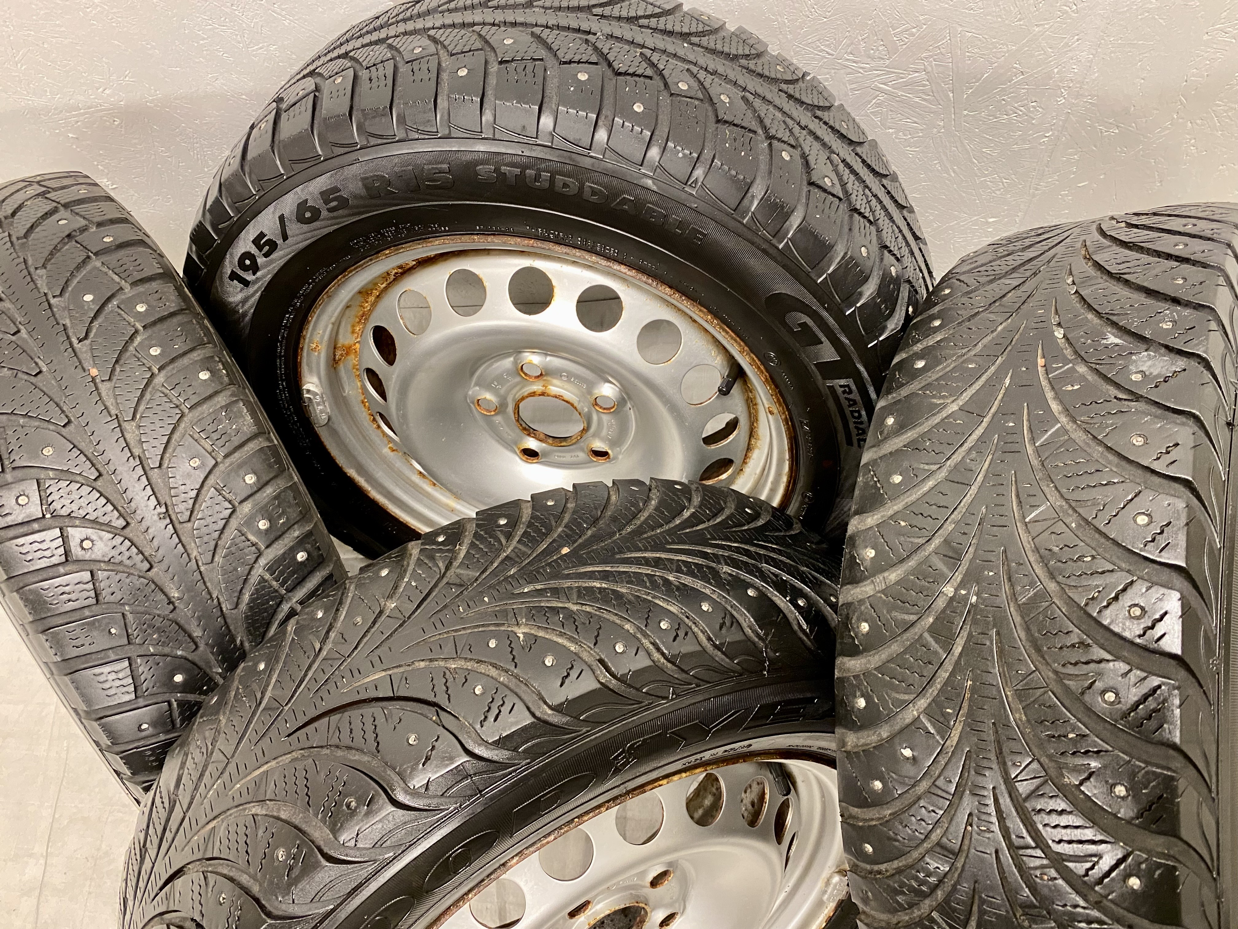 Kompletta Vinterhjul DUBB | 15" VW Caddy Golf Passat Plåt 5x112 6x15 ET47 57.1 | 2 st 195/65 R15 95T XL Champiro Ice Pro 14Rows | V03-2013 | 4|5 mm + 2 st 195/65 R15 91T Goodyear Ultra Grip Extreme | V10-2011 | 3|3 mm SLITNA bör bytas - 3
