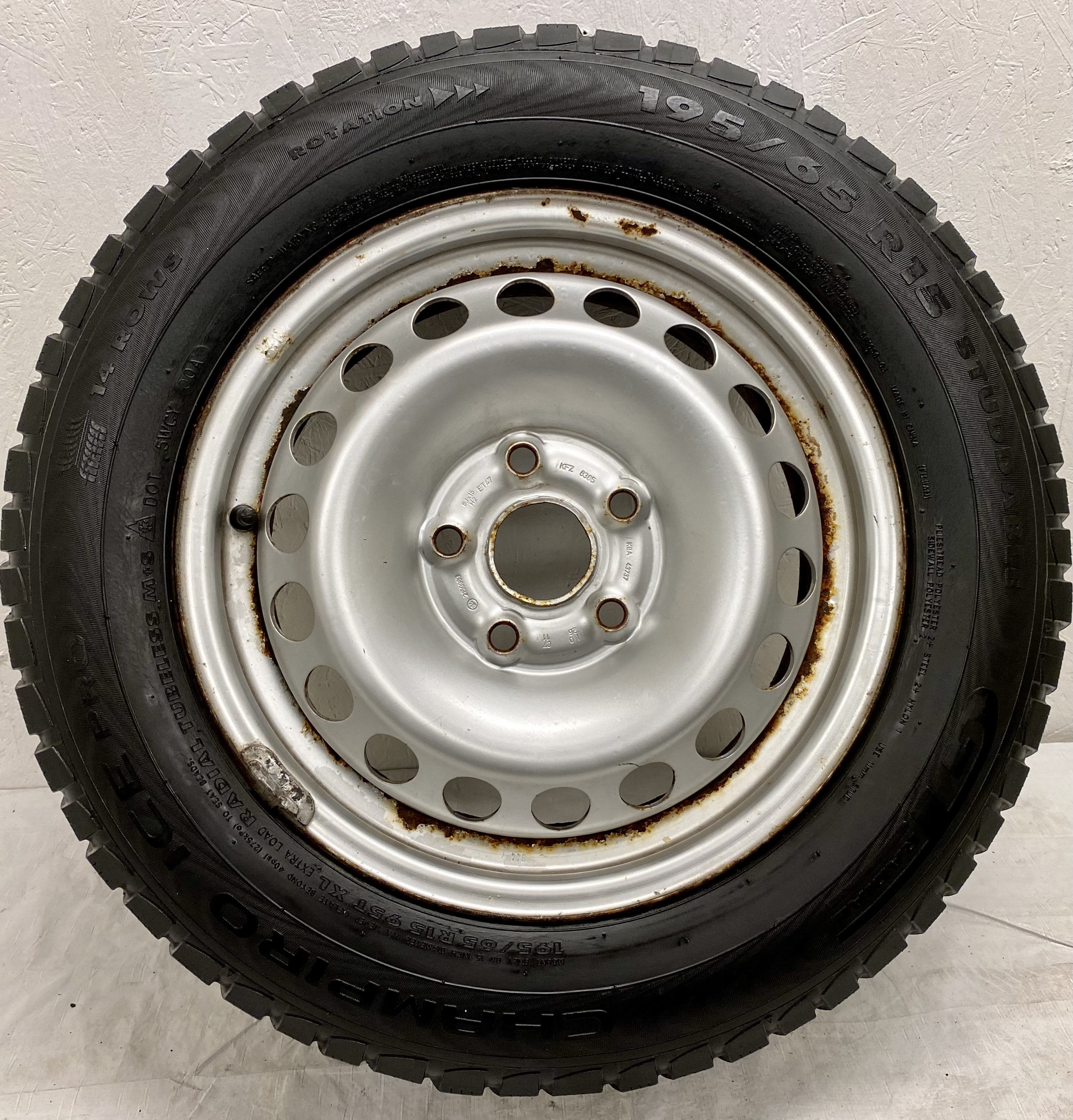 Kompletta Vinterhjul DUBB | 15" VW Caddy Golf Passat Plåt 5x112 6x15 ET47 57.1 | 2 st 195/65 R15 95T XL Champiro Ice Pro 14Rows | V03-2013 | 4|5 mm + 2 st 195/65 R15 91T Goodyear Ultra Grip Extreme | V10-2011 | 3|3 mm SLITNA bör bytas - 6