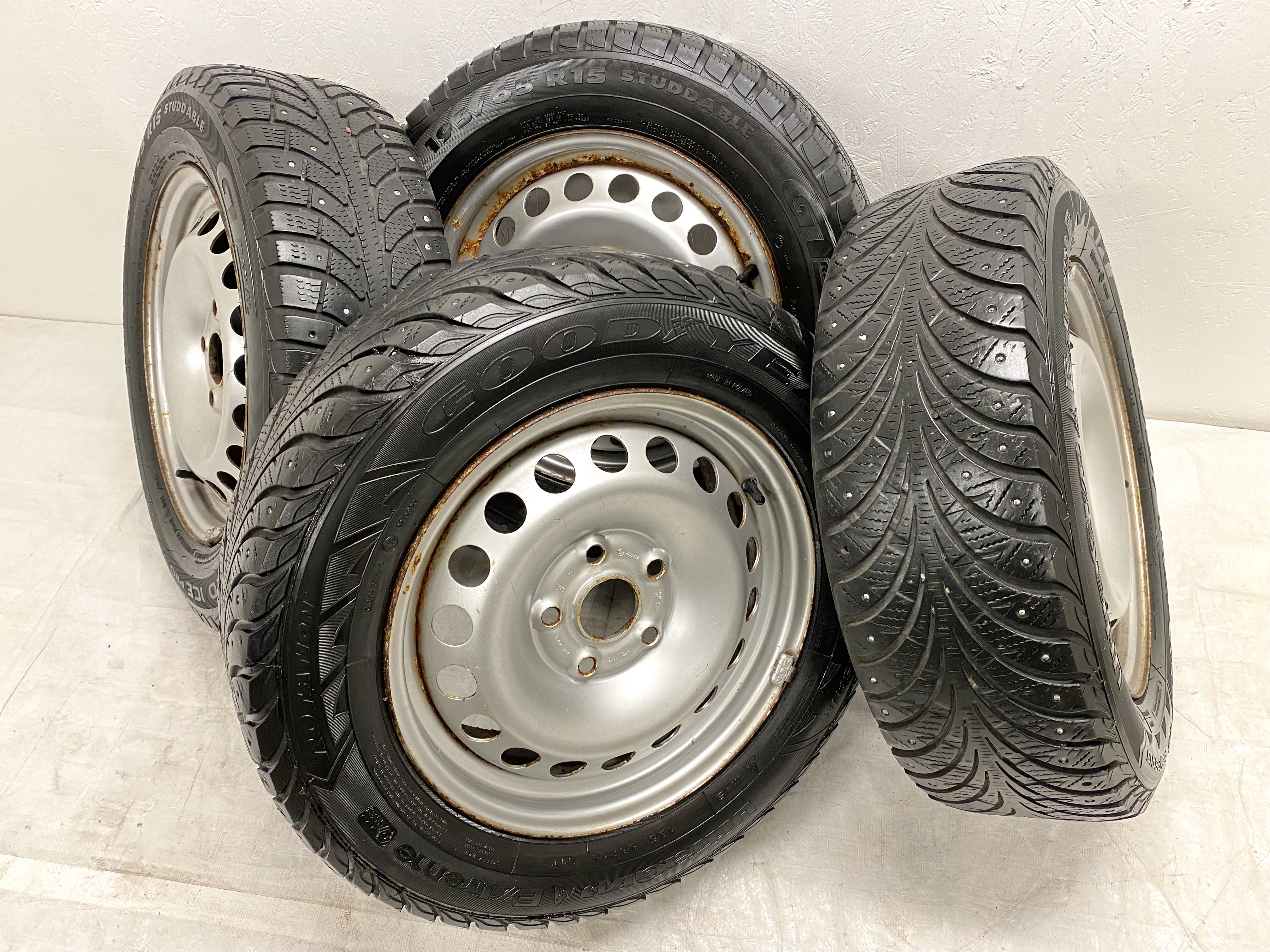 Kompletta Vinterhjul DUBB | 15" VW Caddy Golf Passat Plåt 5x112 6x15 ET47 57.1 | 2 st 195/65 R15 95T XL Champiro Ice Pro 14Rows | V03-2013 | 4|5 mm + 2 st 195/65 R15 91T Goodyear Ultra Grip Extreme | V10-2011 | 3|3 mm SLITNA bör bytas