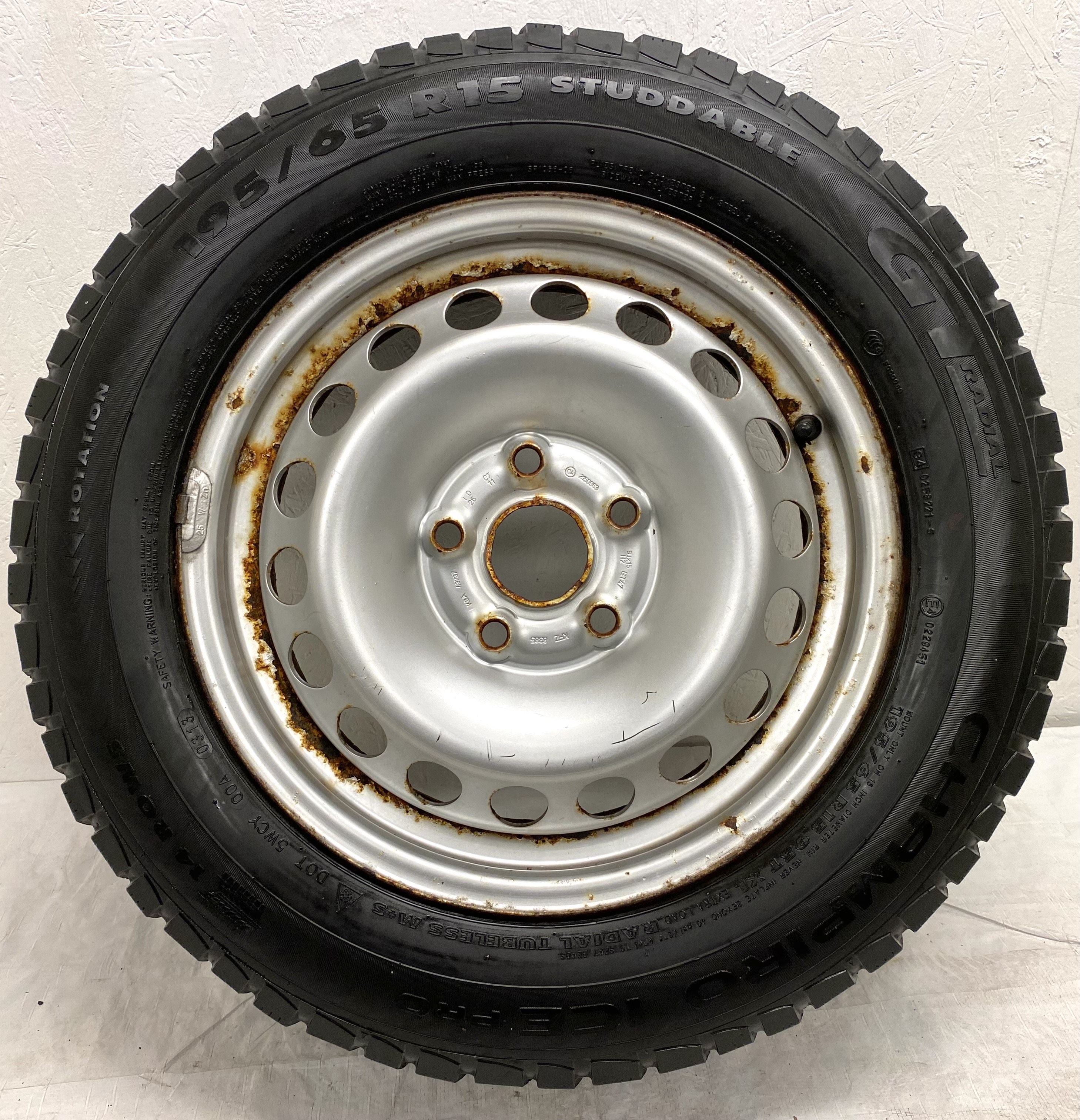 Kompletta Vinterhjul DUBB | 15" VW Caddy Golf Passat Plåt 5x112 6x15 ET47 57.1 | 2 st 195/65 R15 95T XL Champiro Ice Pro 14Rows | V03-2013 | 4|5 mm + 2 st 195/65 R15 91T Goodyear Ultra Grip Extreme | V10-2011 | 3|3 mm SLITNA bör bytas - 5