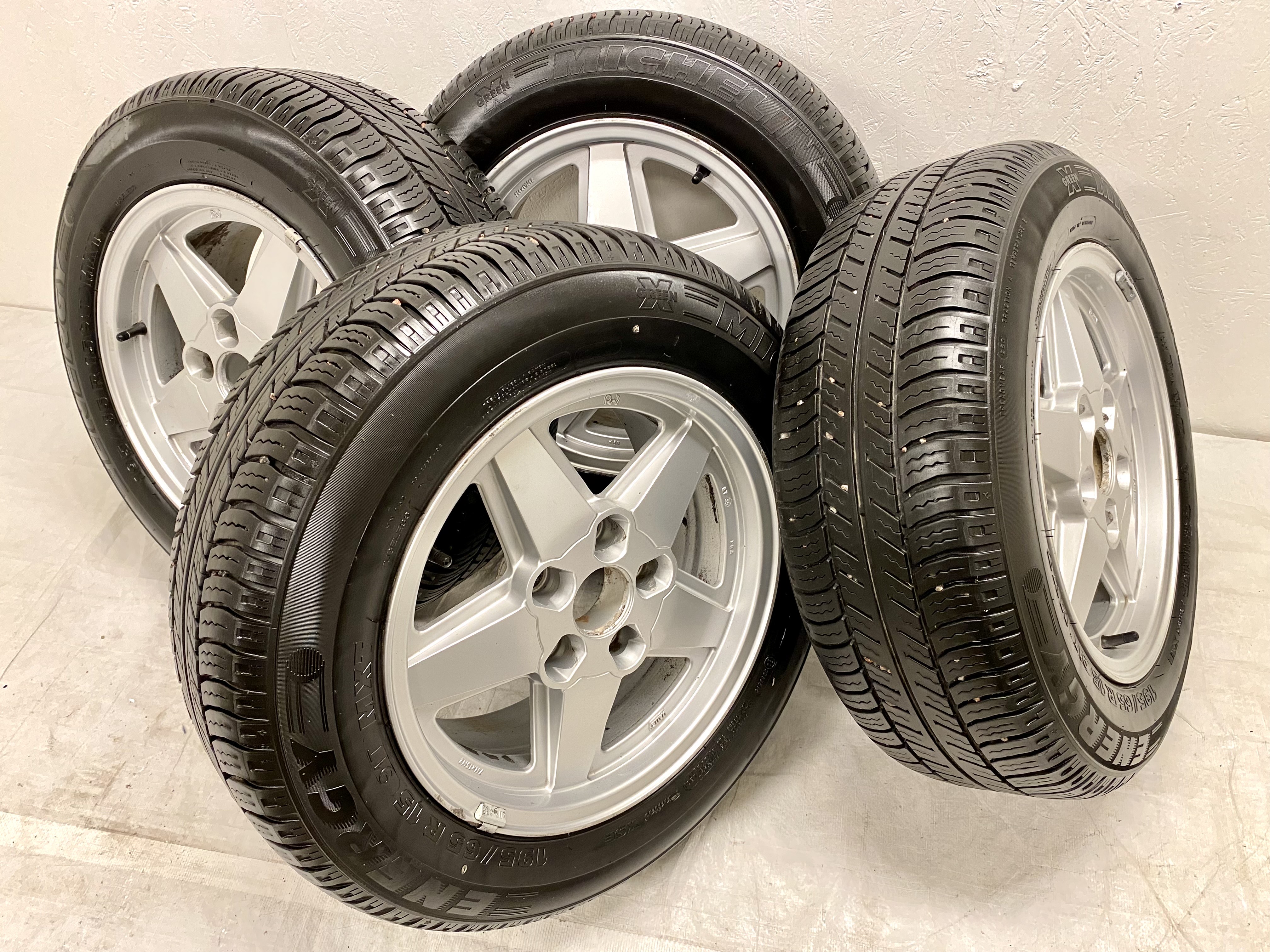 Kompletta Sommarhjul | 15" HALLEY 5x114.3 7x15 ET35 70.1 + 195/65 R15 91T MXT XSE Michelin Energy X Green | V105 + 114 Gamla däck | 6|6|4|4 mm - 2