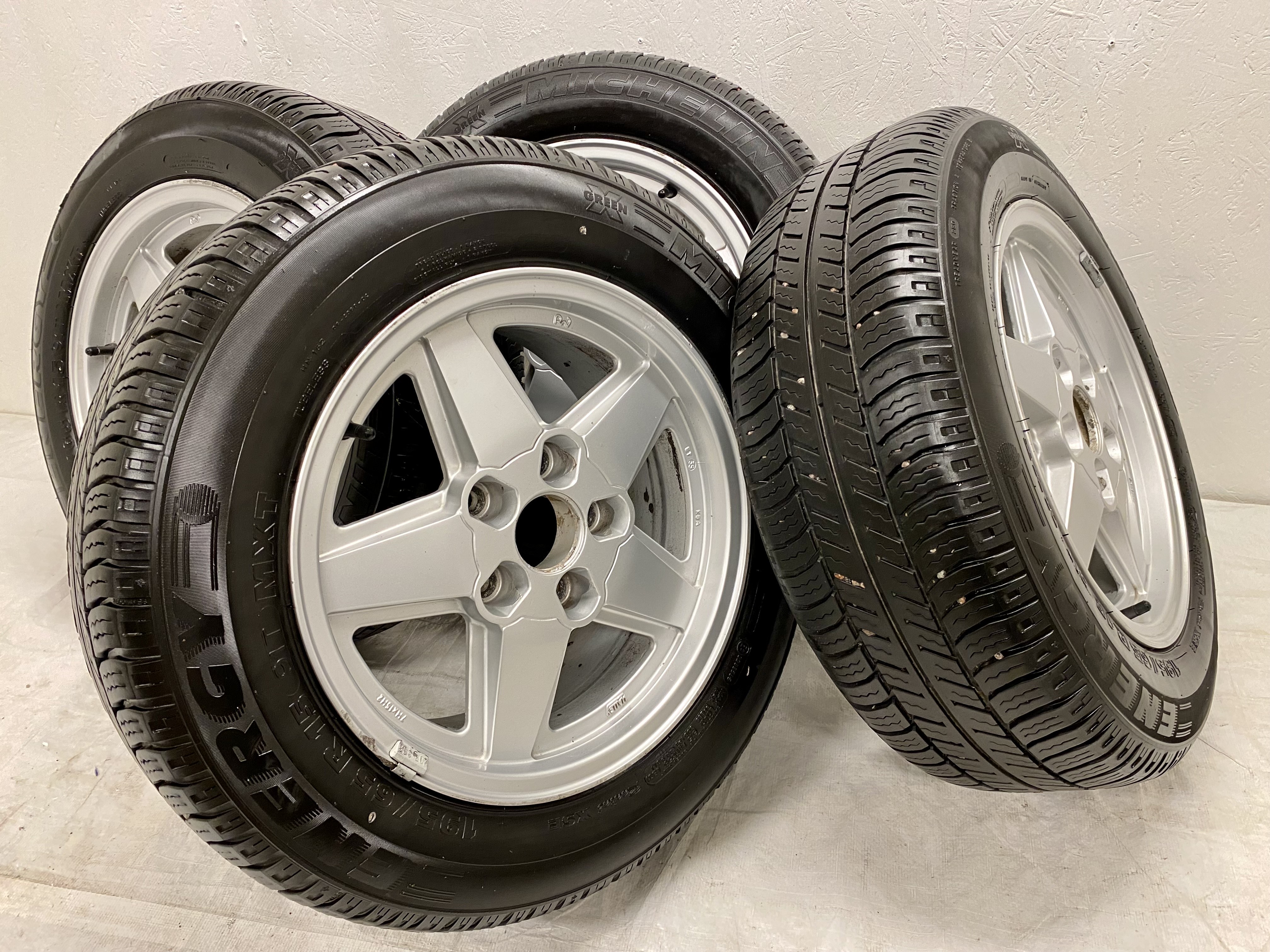 Kompletta Sommarhjul | 15" HALLEY 5x114.3 7x15 ET35 70.1 + 195/65 R15 91T MXT XSE Michelin Energy X Green | V105 + 114 Gamla däck | 6|6|4|4 mm