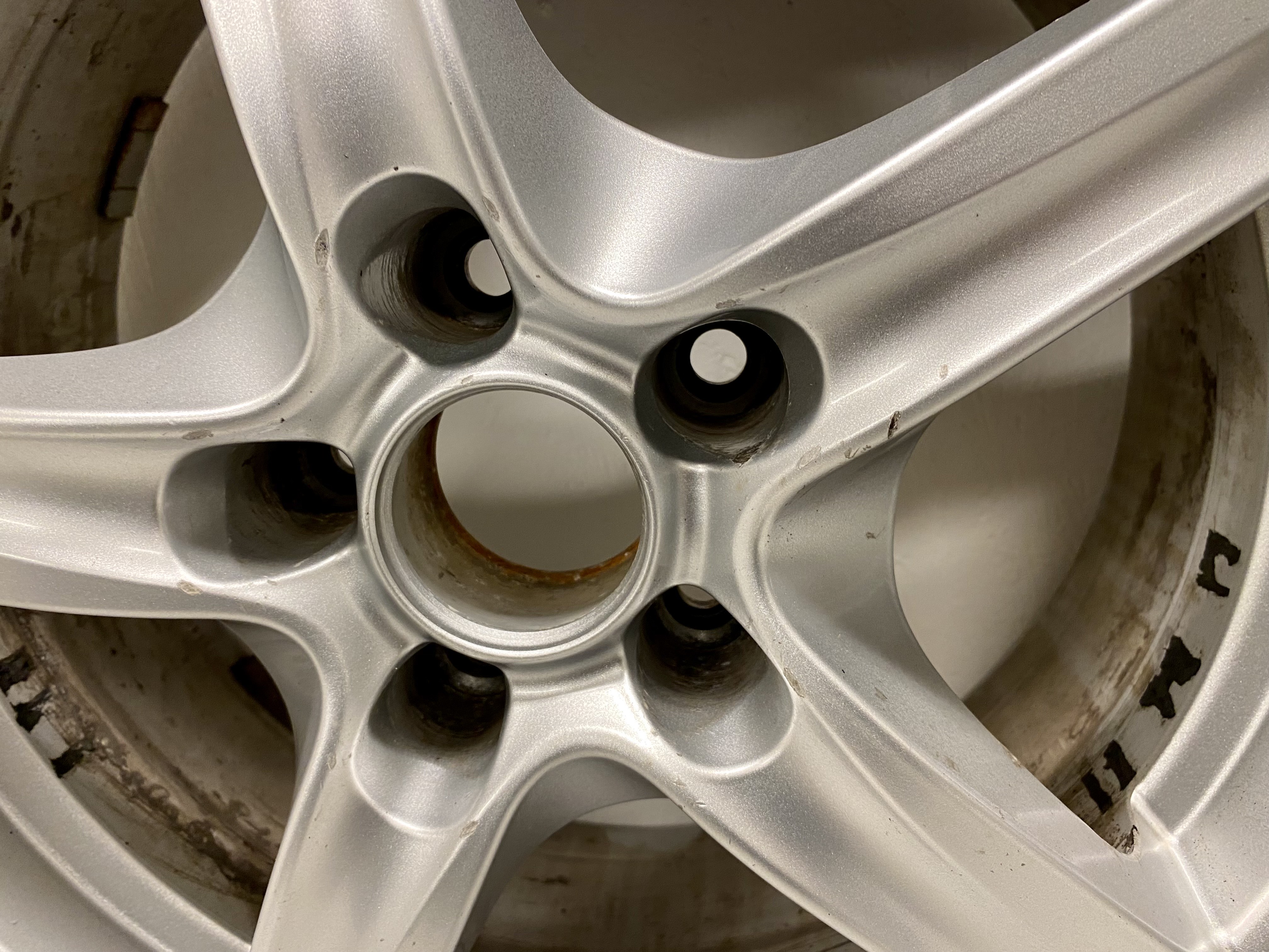 BEGAGNAT | 4 st | 16" ALUFÄLGAR Citroen C5 ALUTEC KBA48069 GR656 | 5x108 6.5x16 ET33 65.1 - 5
