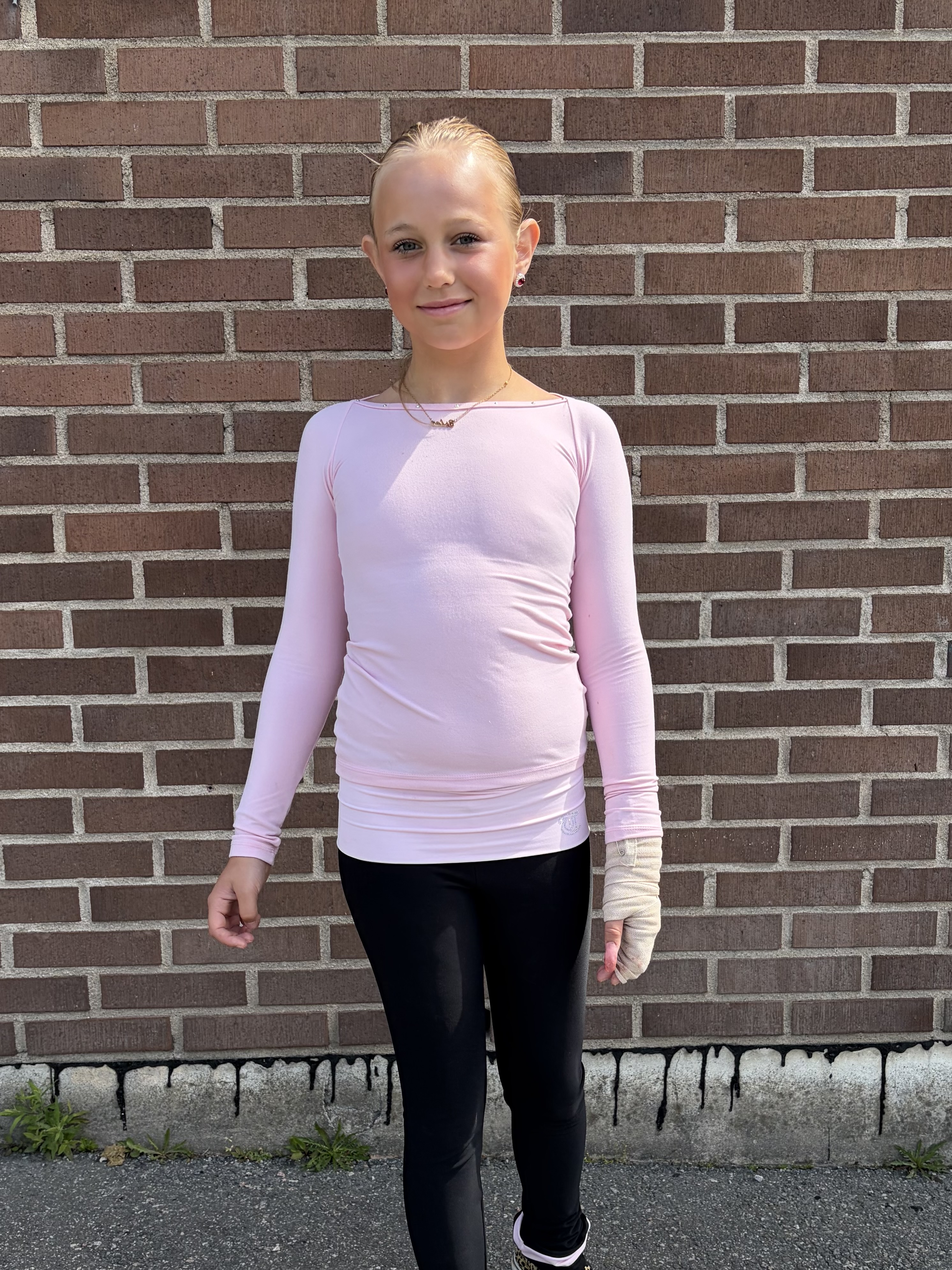 Långärmad ljusrosa topp från Bolero med flätmönster i ryggen och kristaller - 2