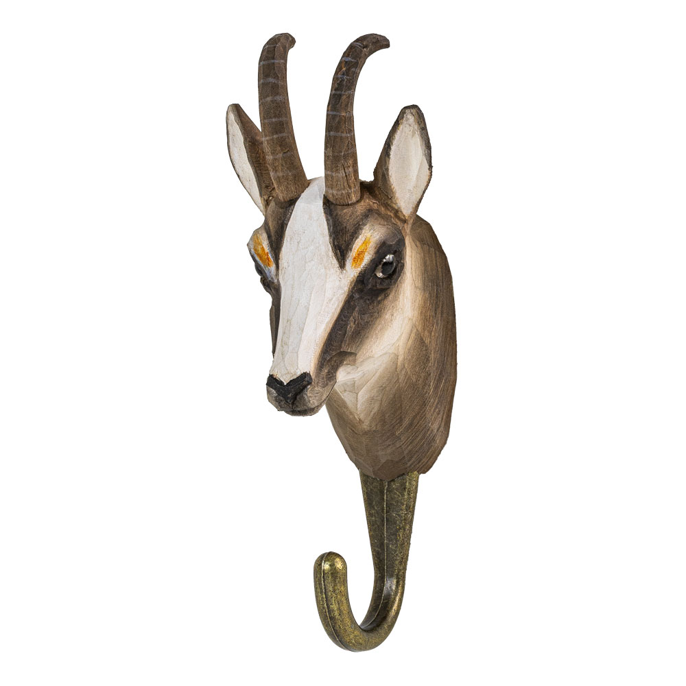 Patère Chamois vue en angle, montrant les cornes droites et les zones faciales peintes.