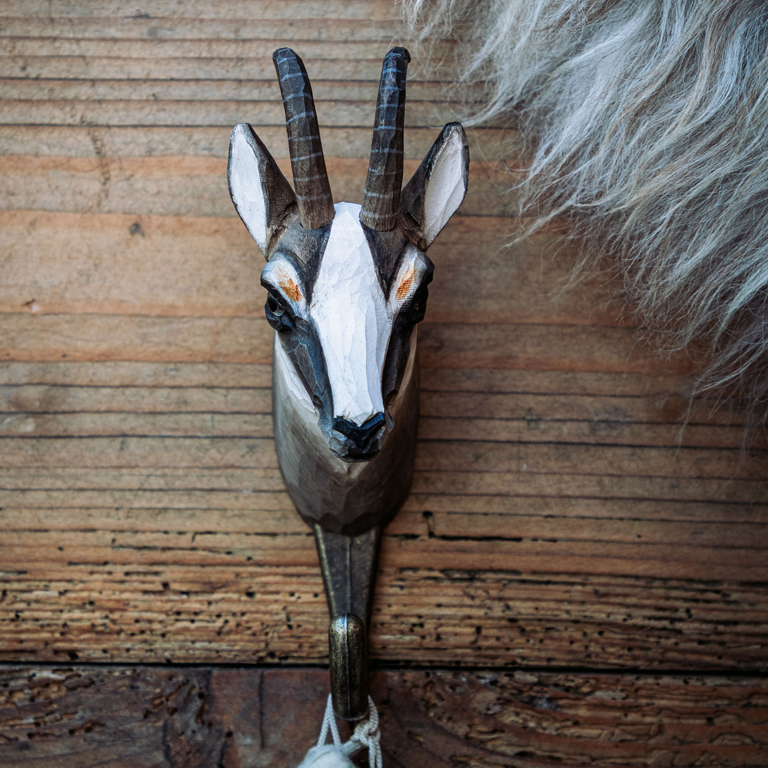 Patère avec chamois sculpté à la main dans son coffret cadeau avec livret d’information.