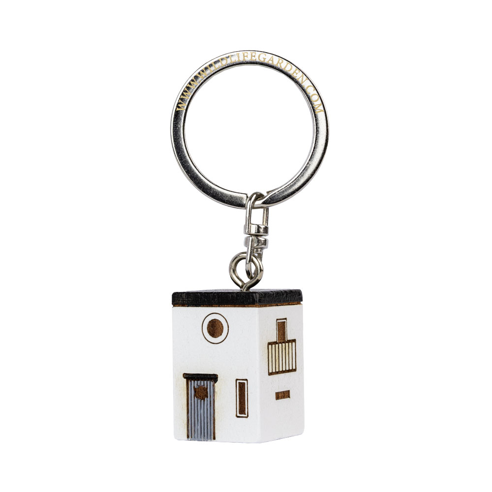 Porte-clés Maison Moderne vu de trois quarts sur fond clair.