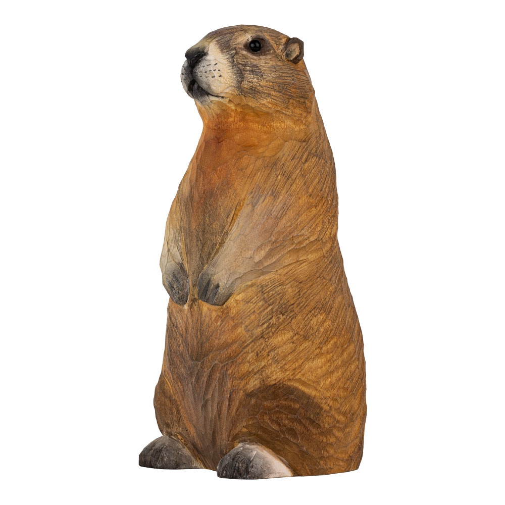 Une figurine Marmotte sculptée à la main, vue en angle, montrant sa posture dressée et la texture de son pelage.