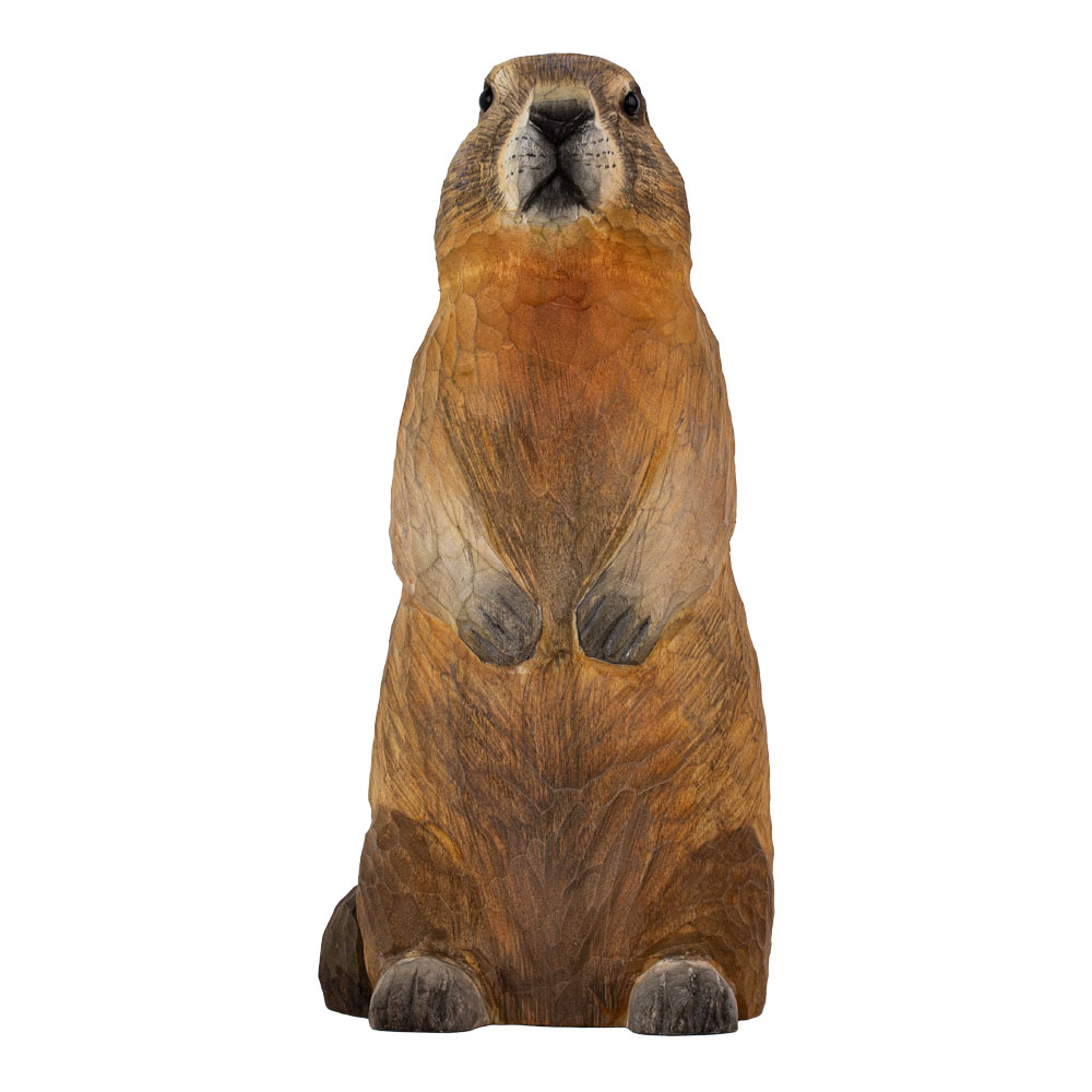 Eine handgeschnitzte Murmeltiere-Figur von vorn, mit aufrechter Haltung und sichtbaren Gesichtszügen.