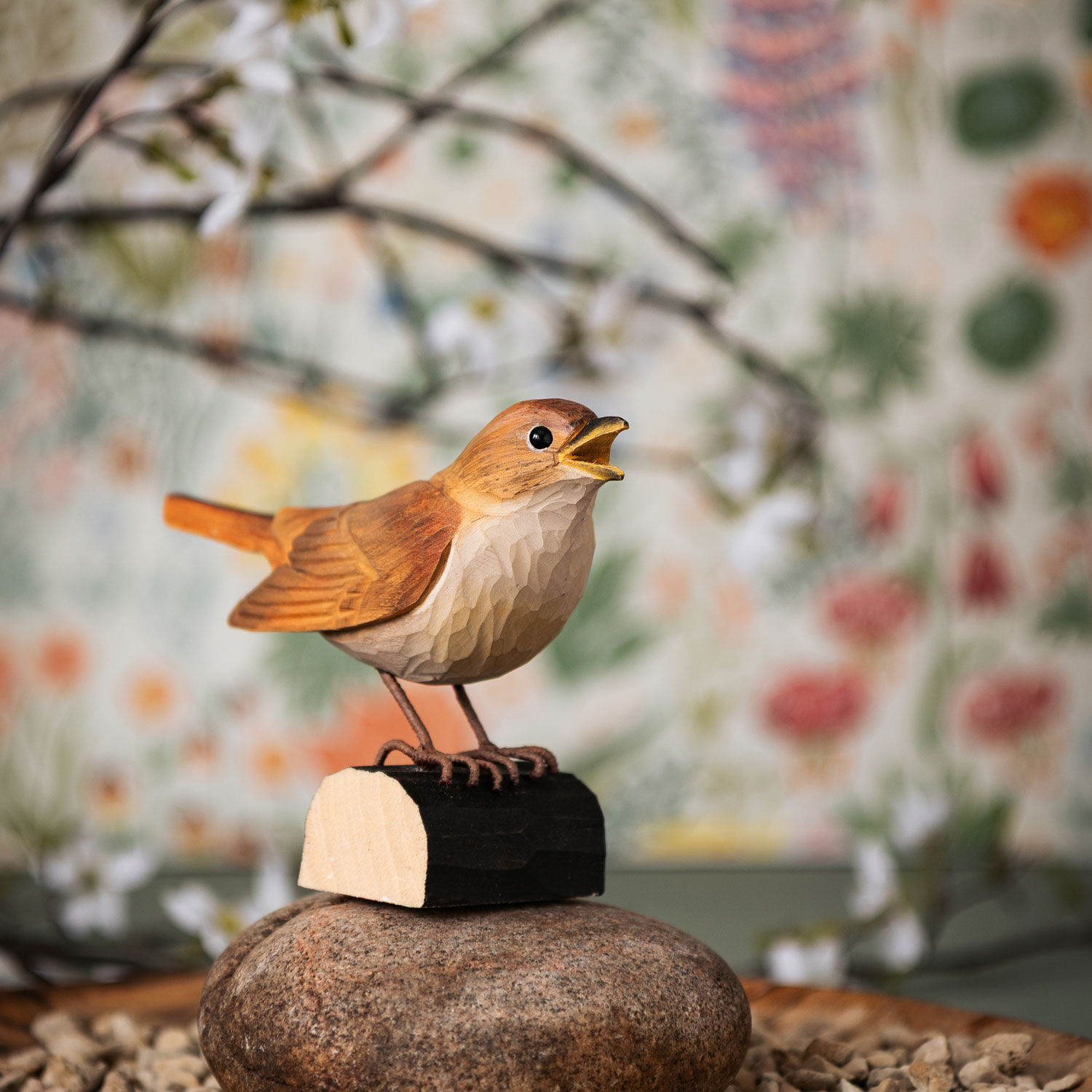 DecoBird rossignol philomèle dans son coffret cadeau avec livret d’information à côté.
