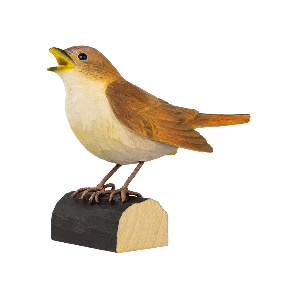 DecoBird Rossignol Philomèle vu en angle, avec bec ouvert et ailes brunes, posé sur un petit socle en bois.