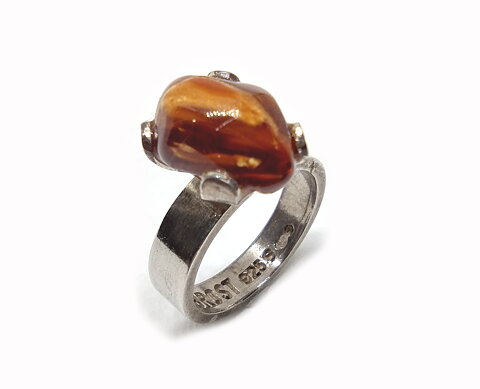 Silverring med bärnsten