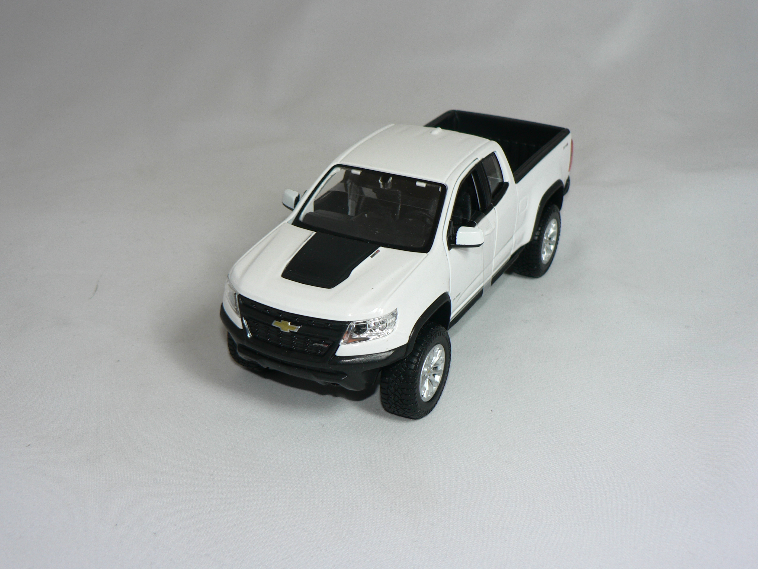 Chevrolet Colorado ZR2  2017  1:24  Maisto