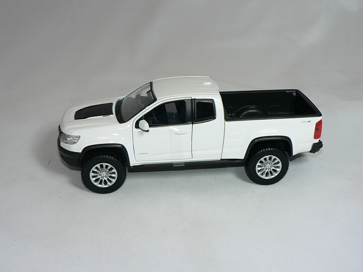 Chevrolet Colorado ZR2  2017  1:24  Maisto