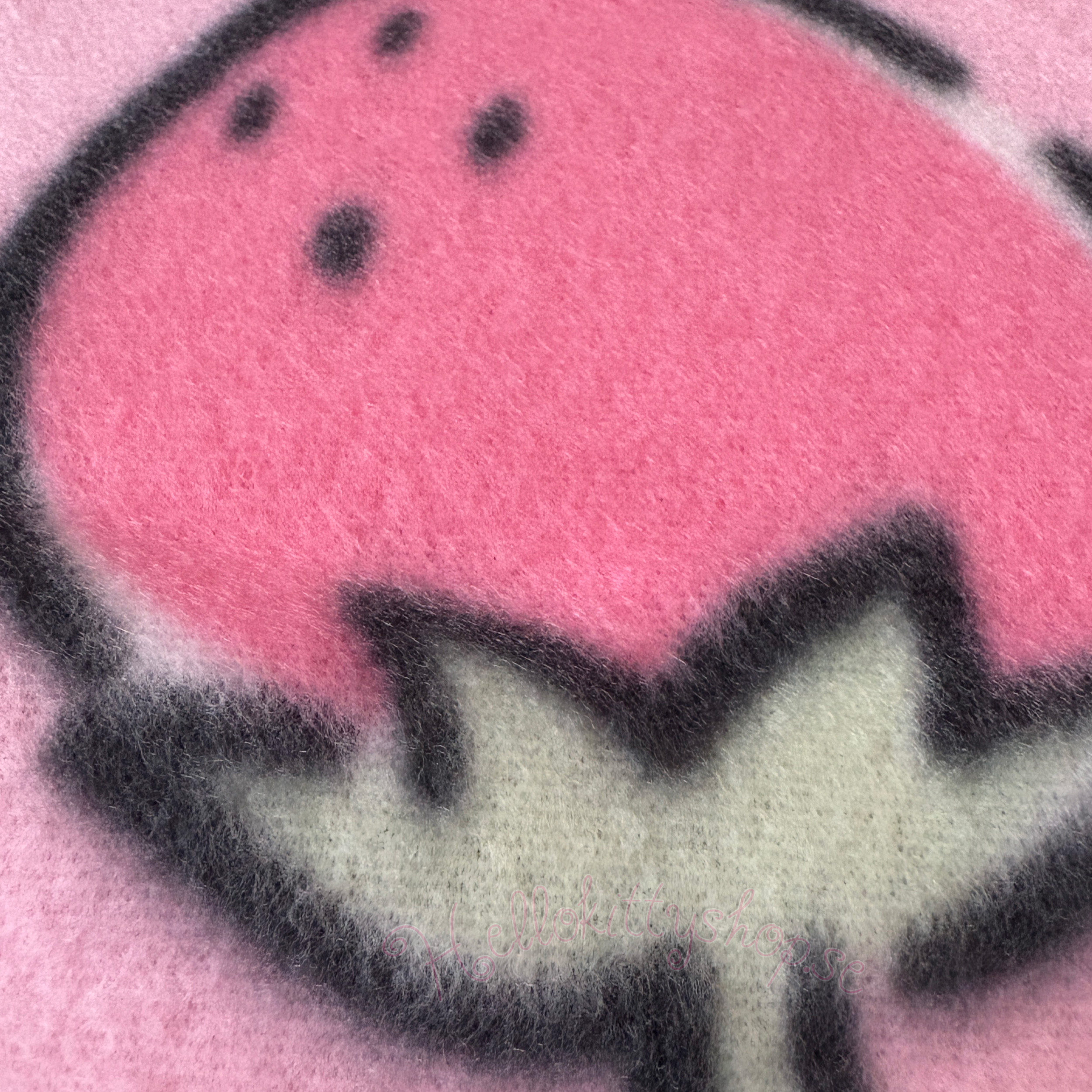 Sanrio Hello Kitty och Kuromi Fleecefilt – Rosa Filt med Jordgubbs- och Bärmönster - 140 x 100 cm - 2