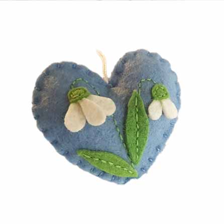 Påskgåva vid 600 kr  Hängande hjärta i ull med snödroppar från Grab a Coffee - ljusblått