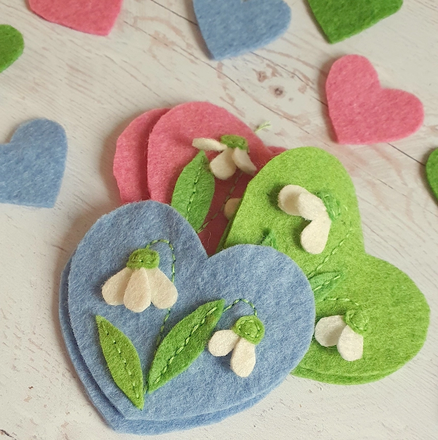 Påskgåva vid 600 kr  Hängande hjärta i ull med snödroppar från Grab a Coffee - ljusblått