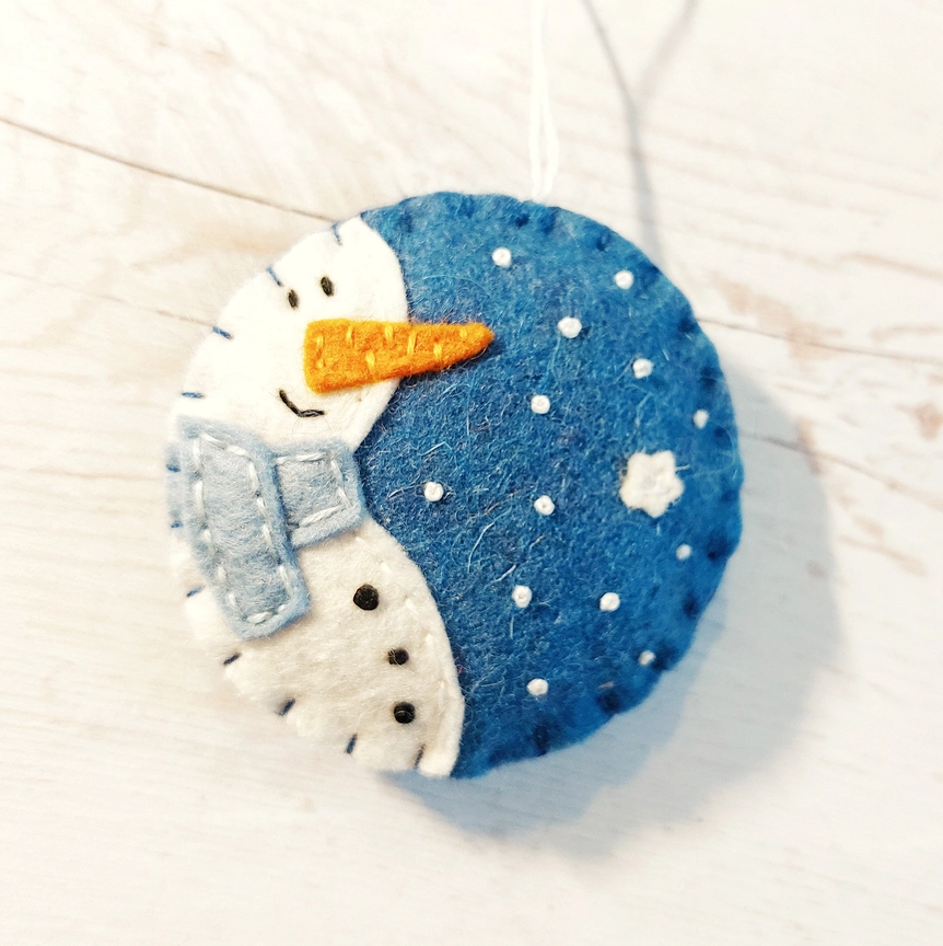 Påskgåva vid 600 kr  Hänge i ull med snödgubbe från Grab a Coffee - ljust blå halsduk 