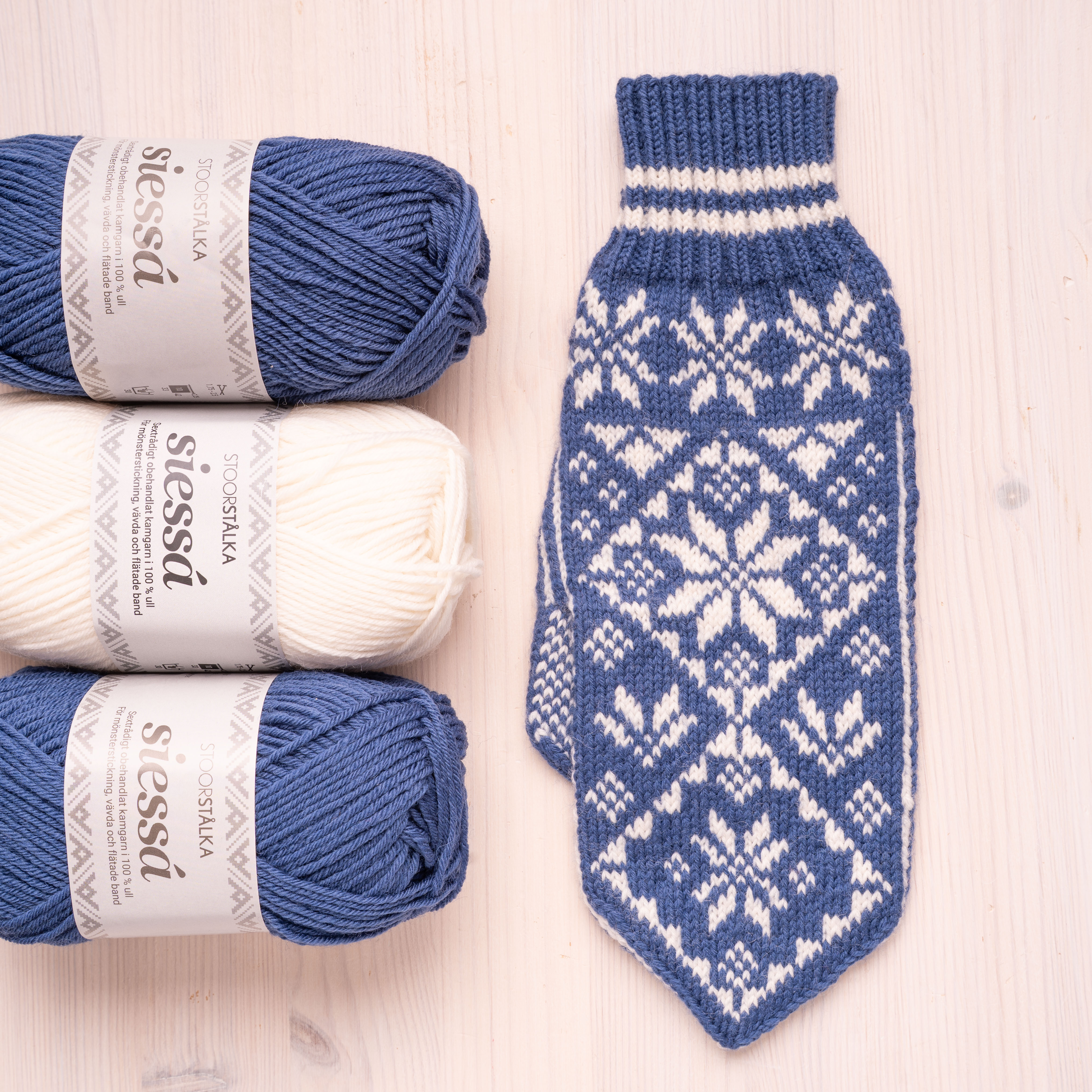 Strickset Fäustlinge Stjärnvanten från Norrfjärden jeansblau–weiß