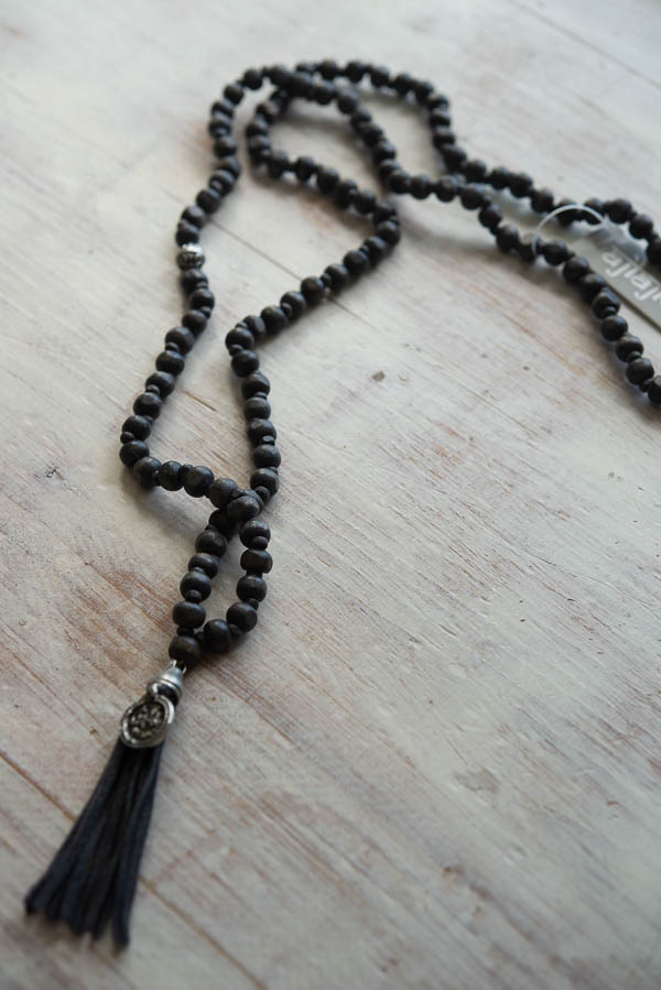 Ajlajk - Halsband med tofs och amulett Charcoal - 3