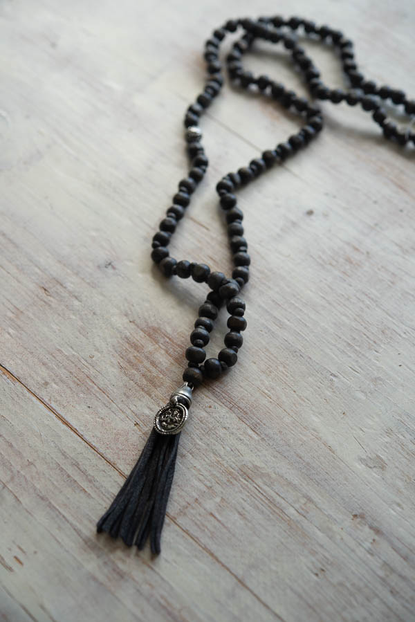 Ajlajk - Halsband med tofs och amulett Charcoal