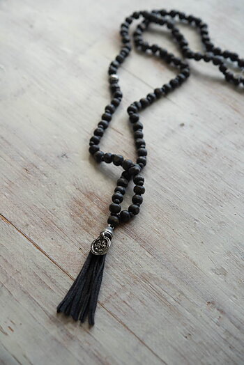Ajlajk - Halsband med tofs och amulett Charcoal
