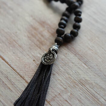 Ajlajk - Halsband med tofs och amulett Charcoal