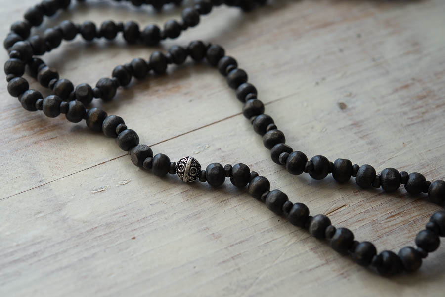 Ajlajk - Halsband med tofs och amulett Charcoal - 5