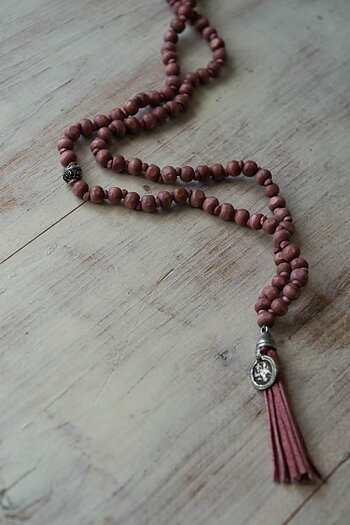 Ajlajk - Halsband med tofs och amulett Rose