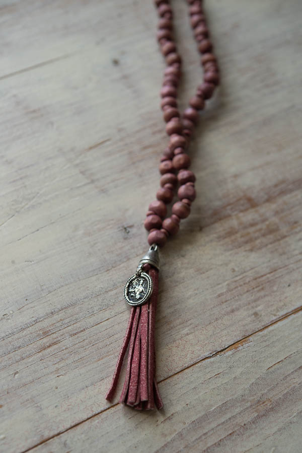 Ajlajk - Halsband med tofs och amulett Rose - 5