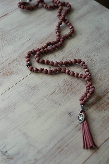 Ajlajk - Halsband med tofs och amulett Rose