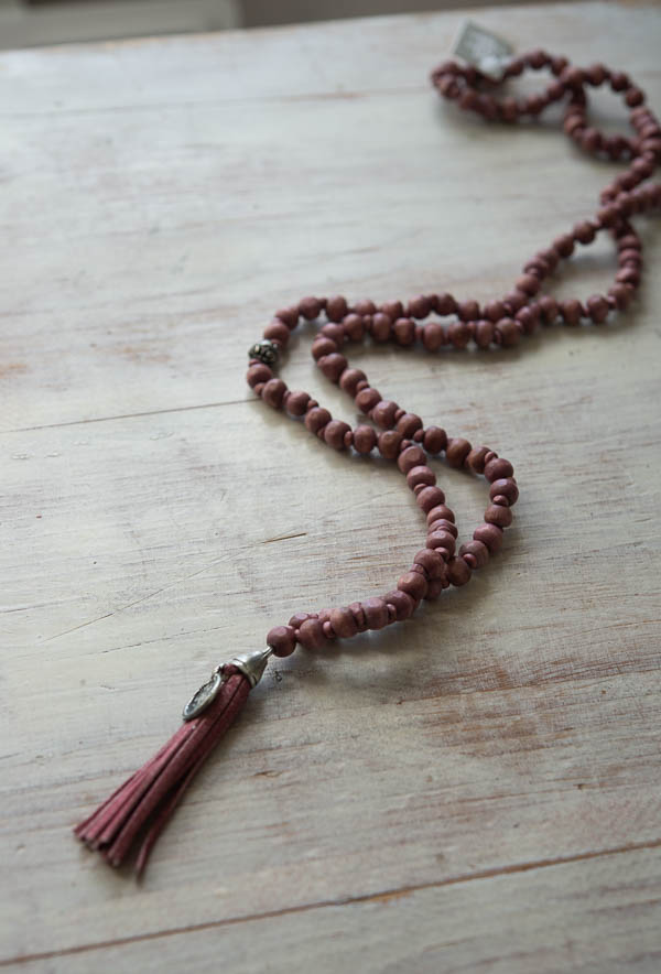 Ajlajk - Halsband med tofs och amulett Rose - 4