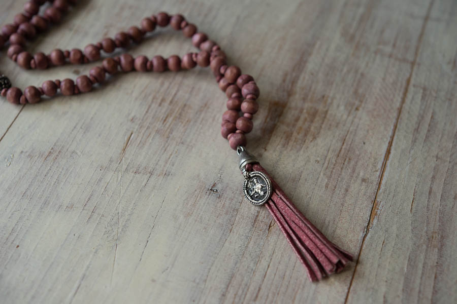 Ajlajk - Halsband med tofs och amulett Rose - 3