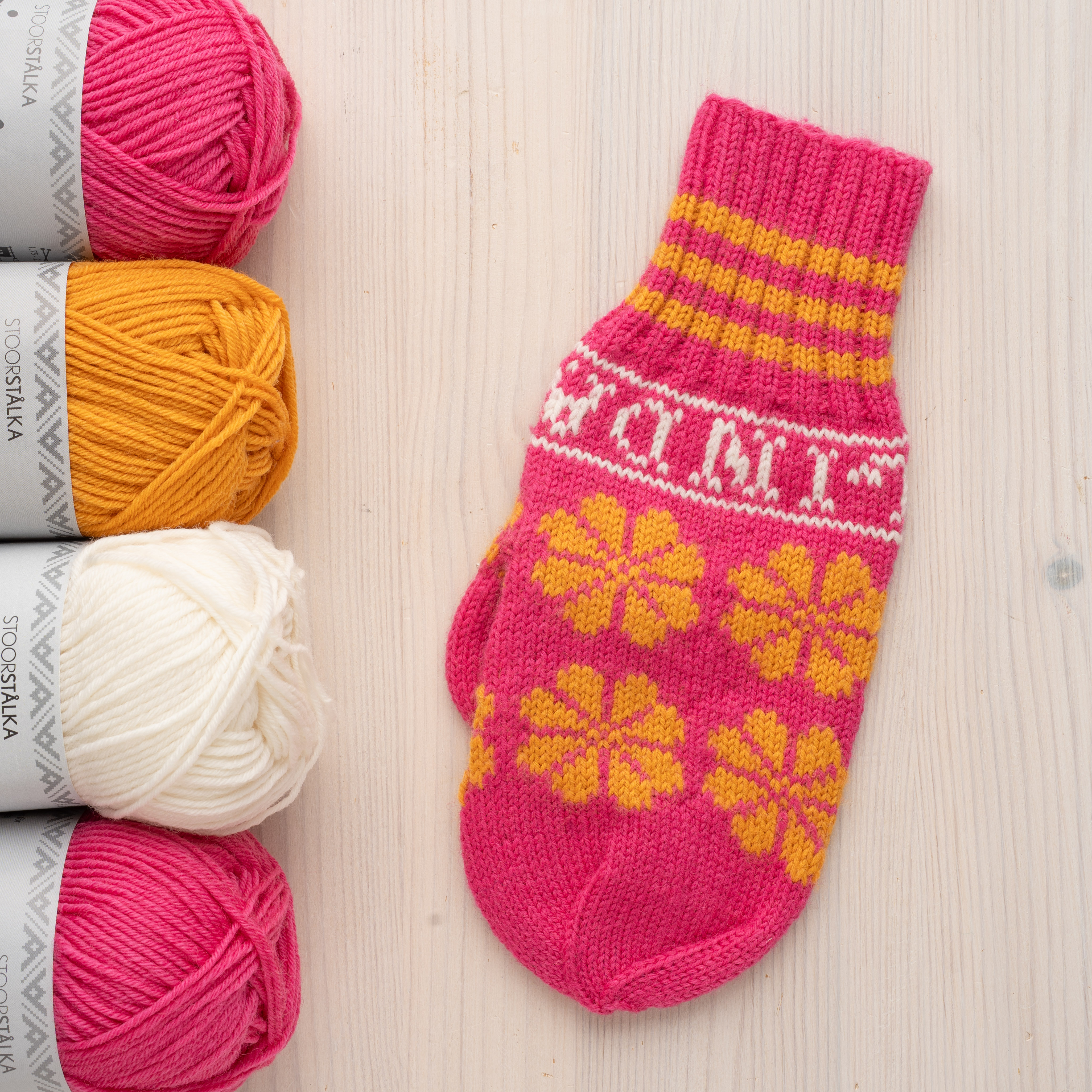 Knitting bundle mitten Flower Mitten from Kaunisvaara