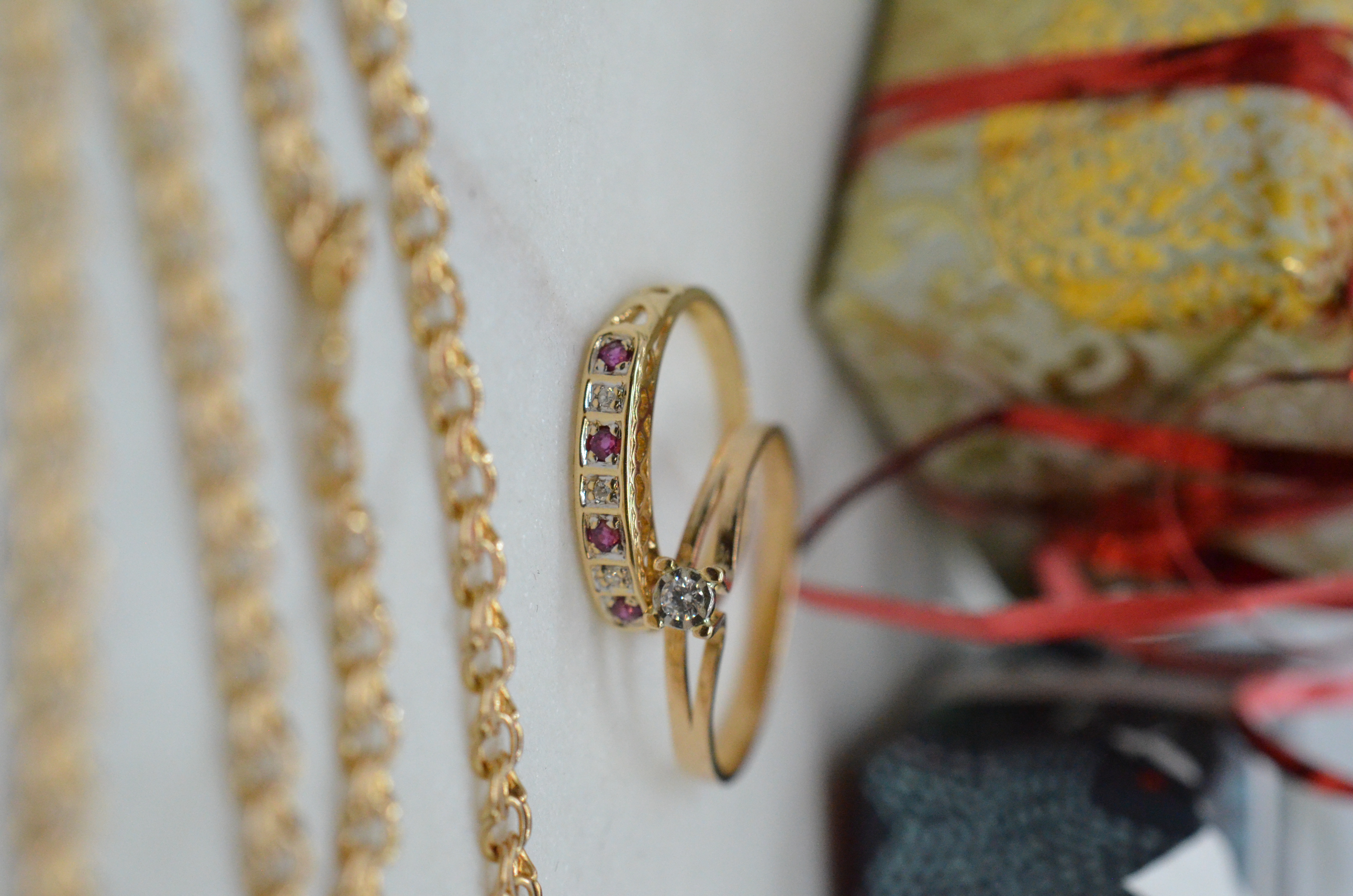 Second Hand ring with white and red gemstones - 5
