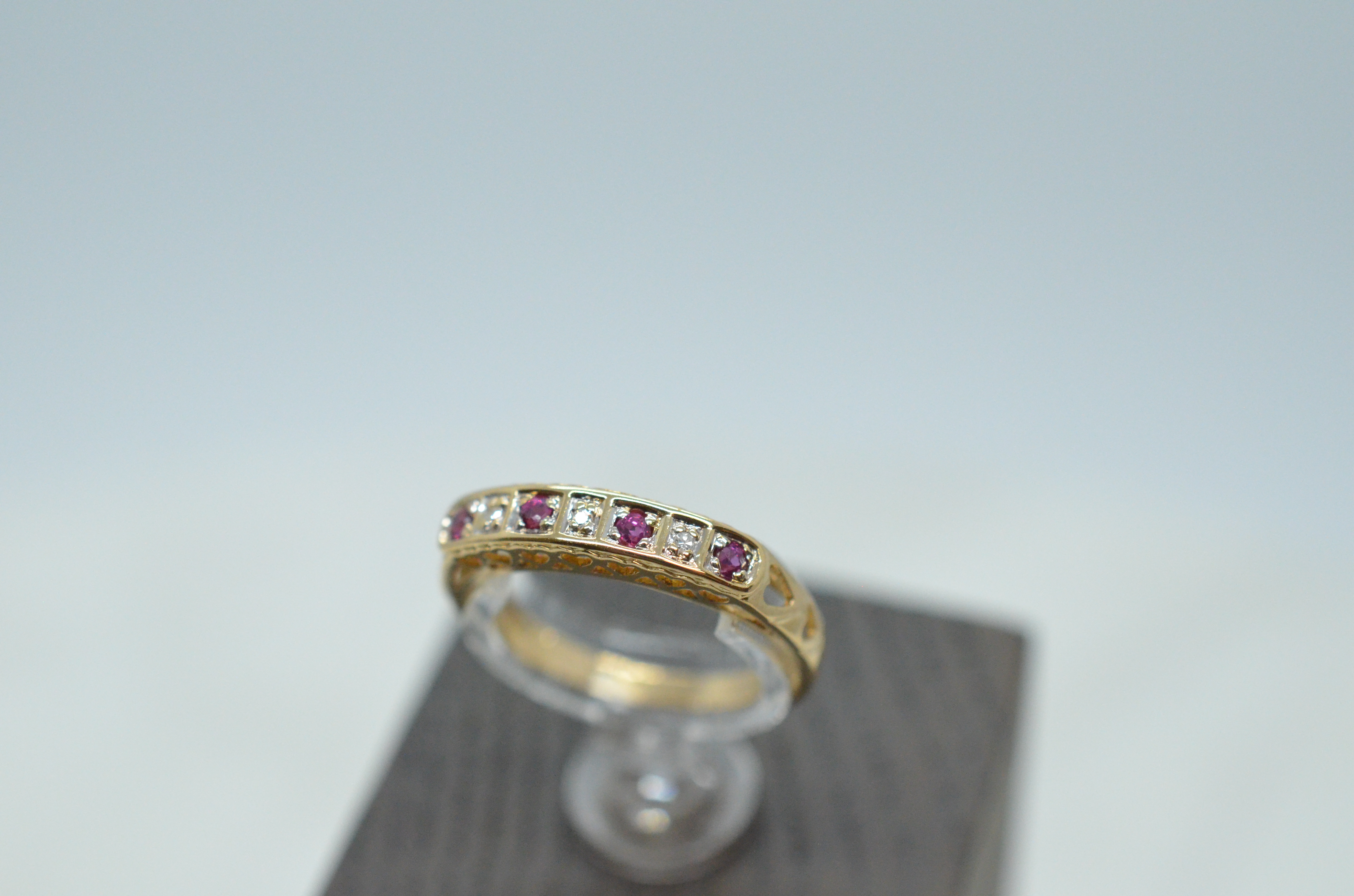 Second Hand ring with white and red gemstones