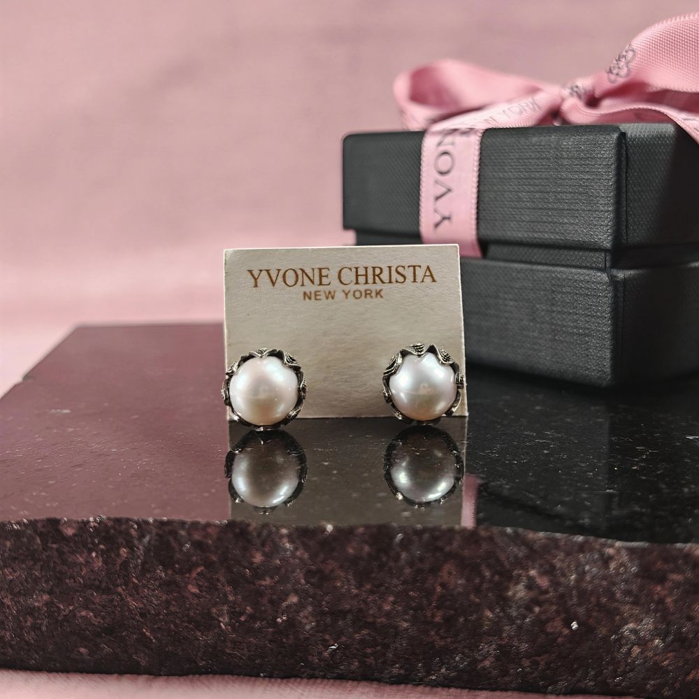 Yvone Christa Large Tulip white pearl örstickare