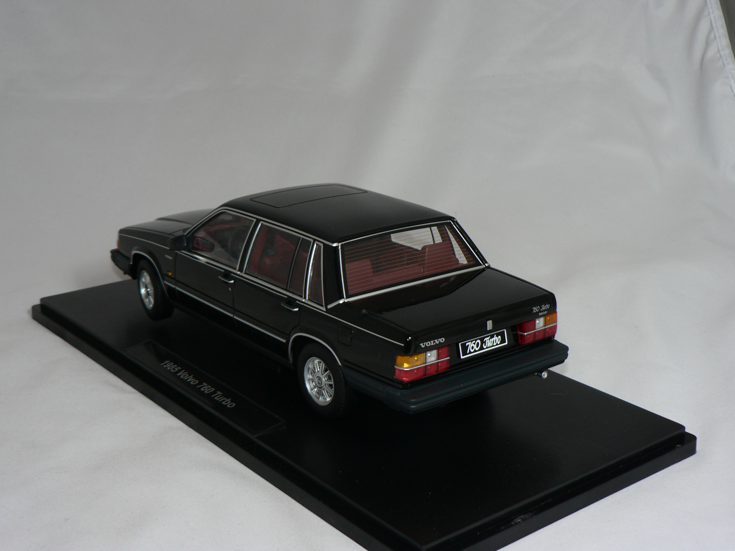 Volvo 760 Turbo  1985  1:18  Triple9 Collection - 2