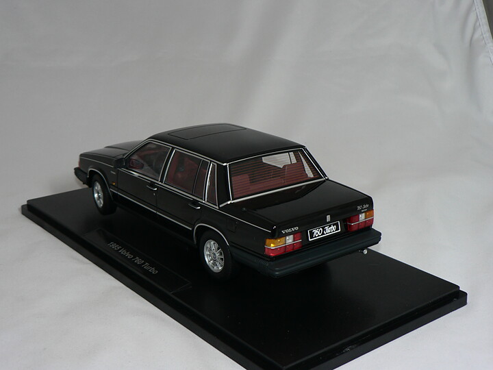 Volvo 760 Turbo  1985  1:18  Triple9 Collection