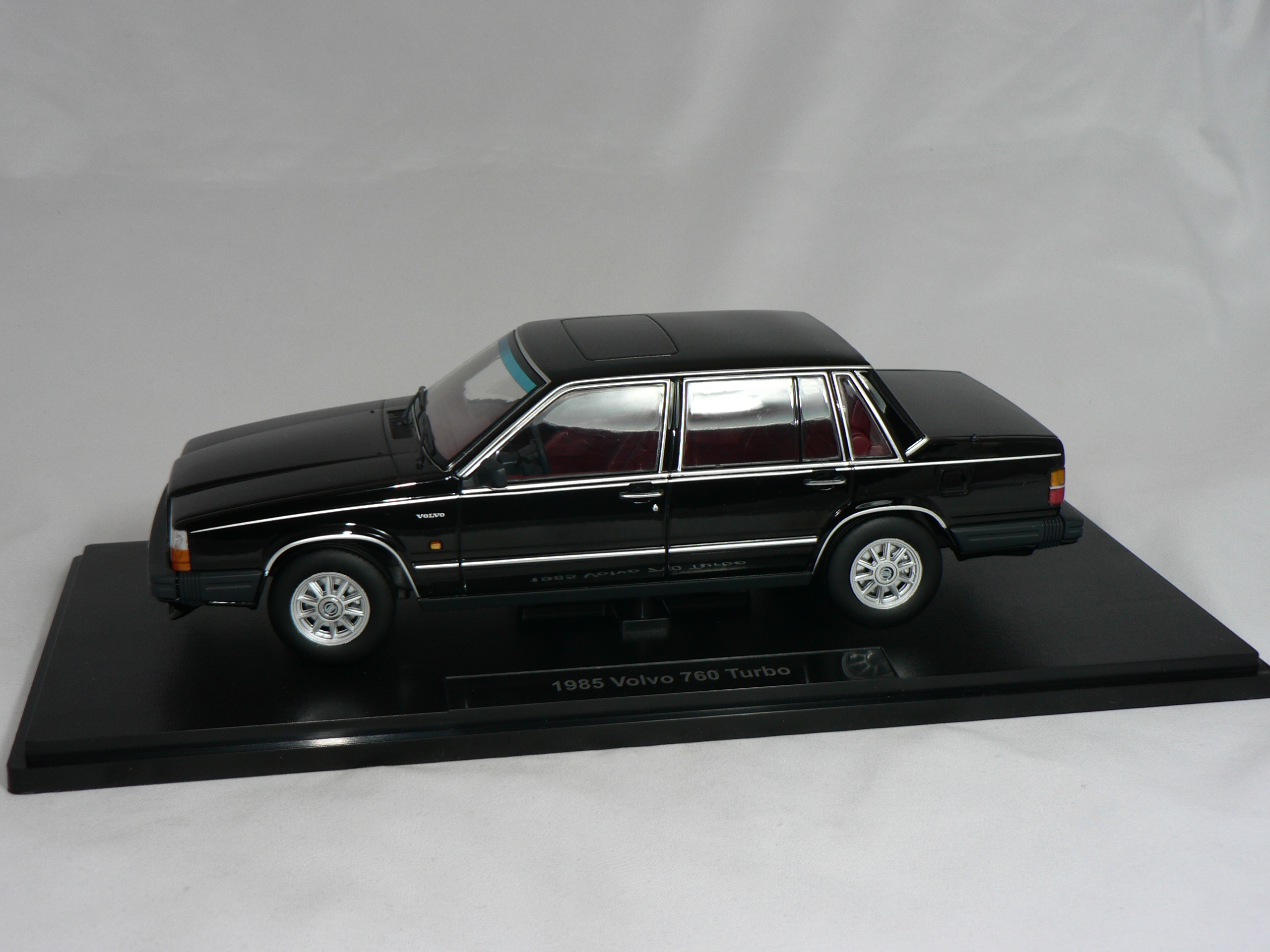 Volvo 760 Turbo  1985  1:18  Triple9 Collection - 3