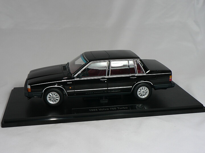 Volvo 760 Turbo  1985  1:18  Triple9 Collection