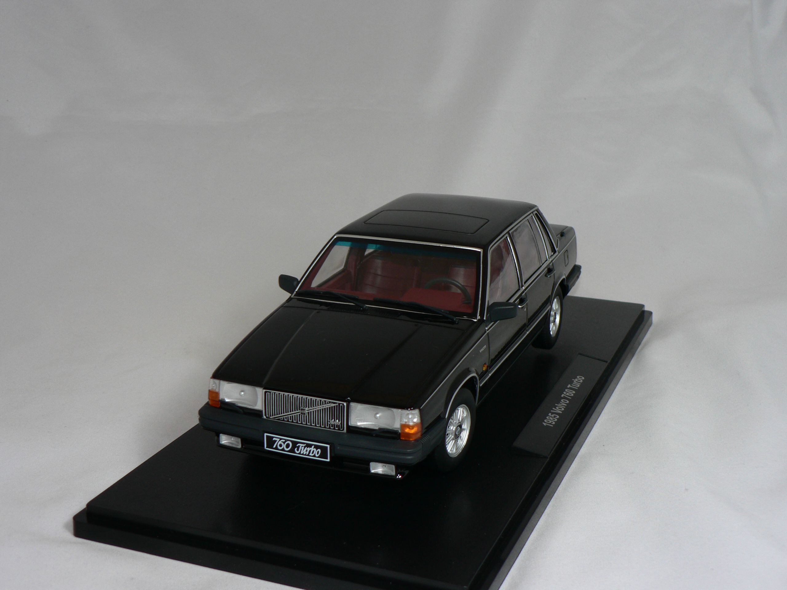 Volvo 760 Turbo  1985  1:18  Triple9 Collection