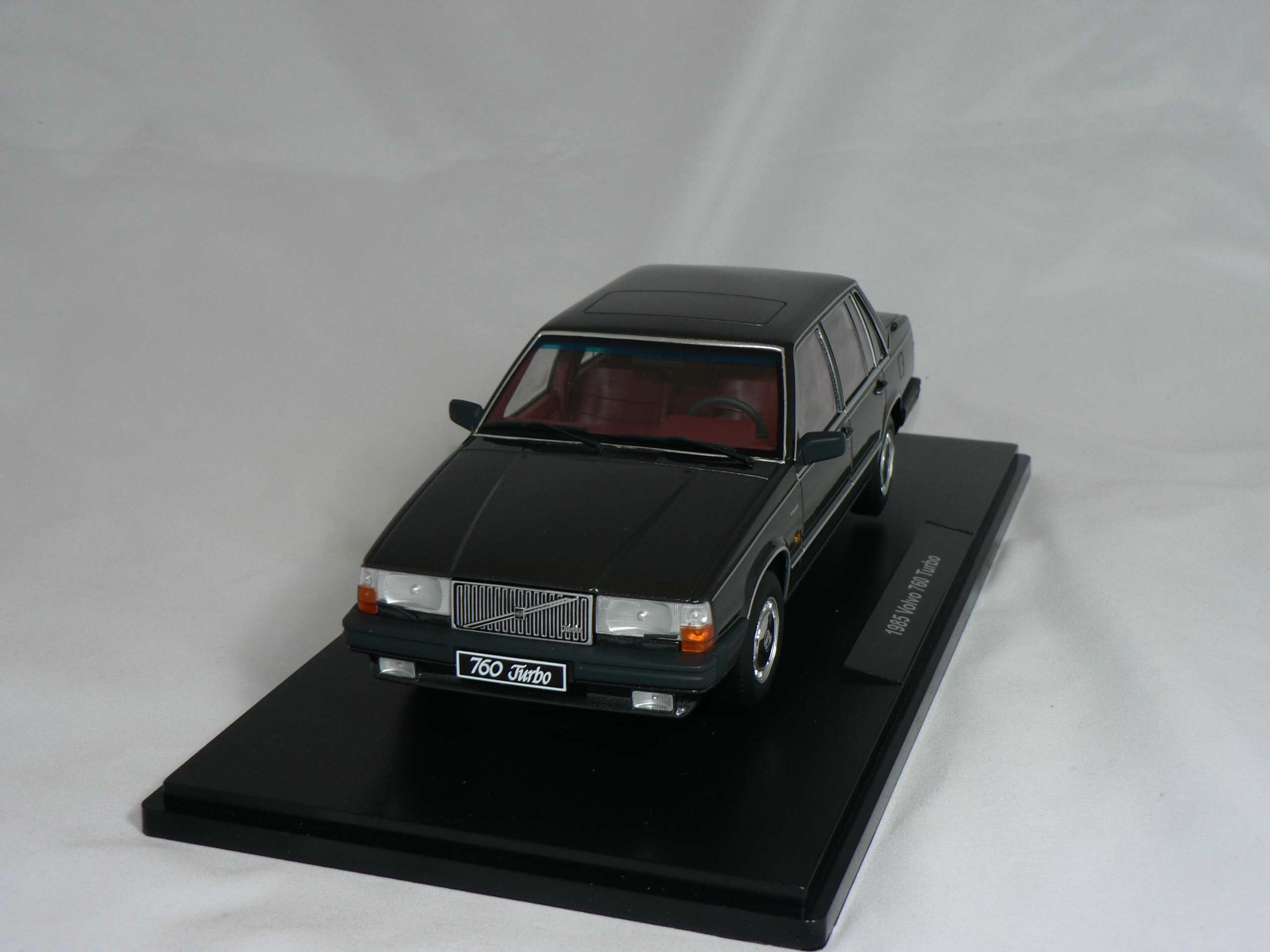 Volvo 760 Turbo  1985  1:18  Triple9 Collection