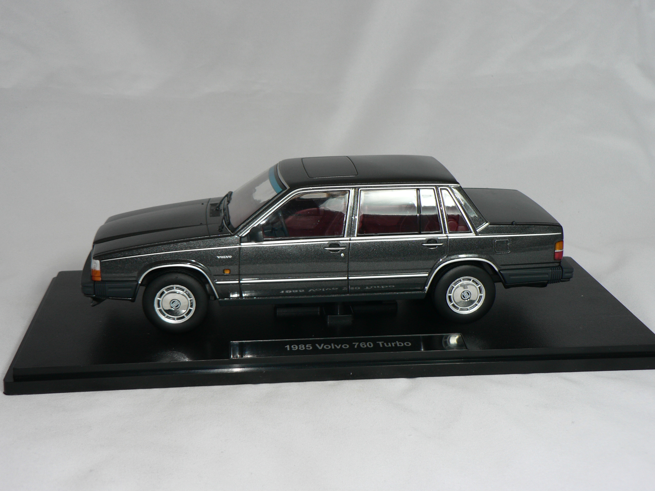 Volvo 760 Turbo  1985  1:18  Triple9 Collection - 3
