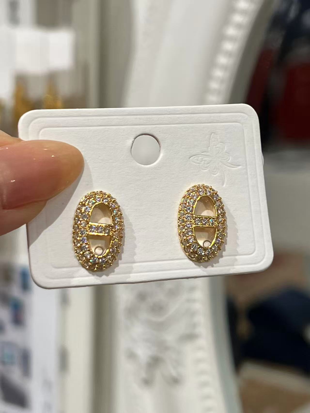 VACC Romantic Oval Earrings Gold