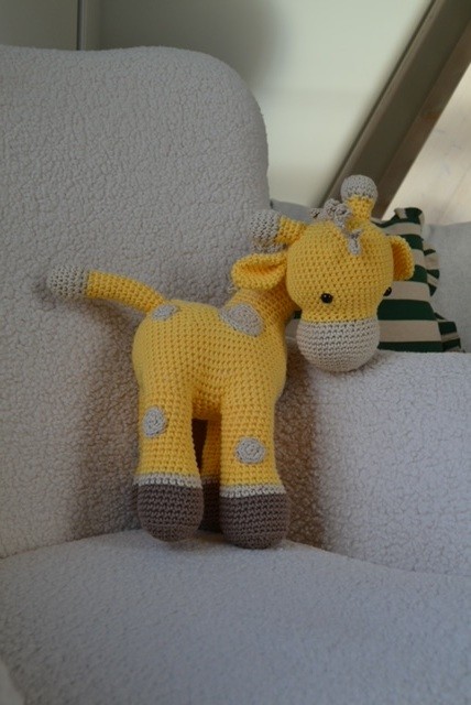 Handvirkad giraff som present