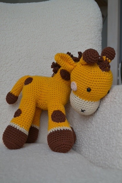 Helkroppsbild på hantvirkad giraff