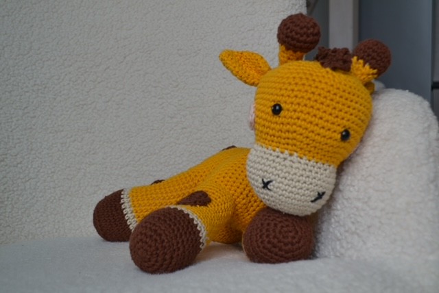 Gyllengul handvirkad giraff